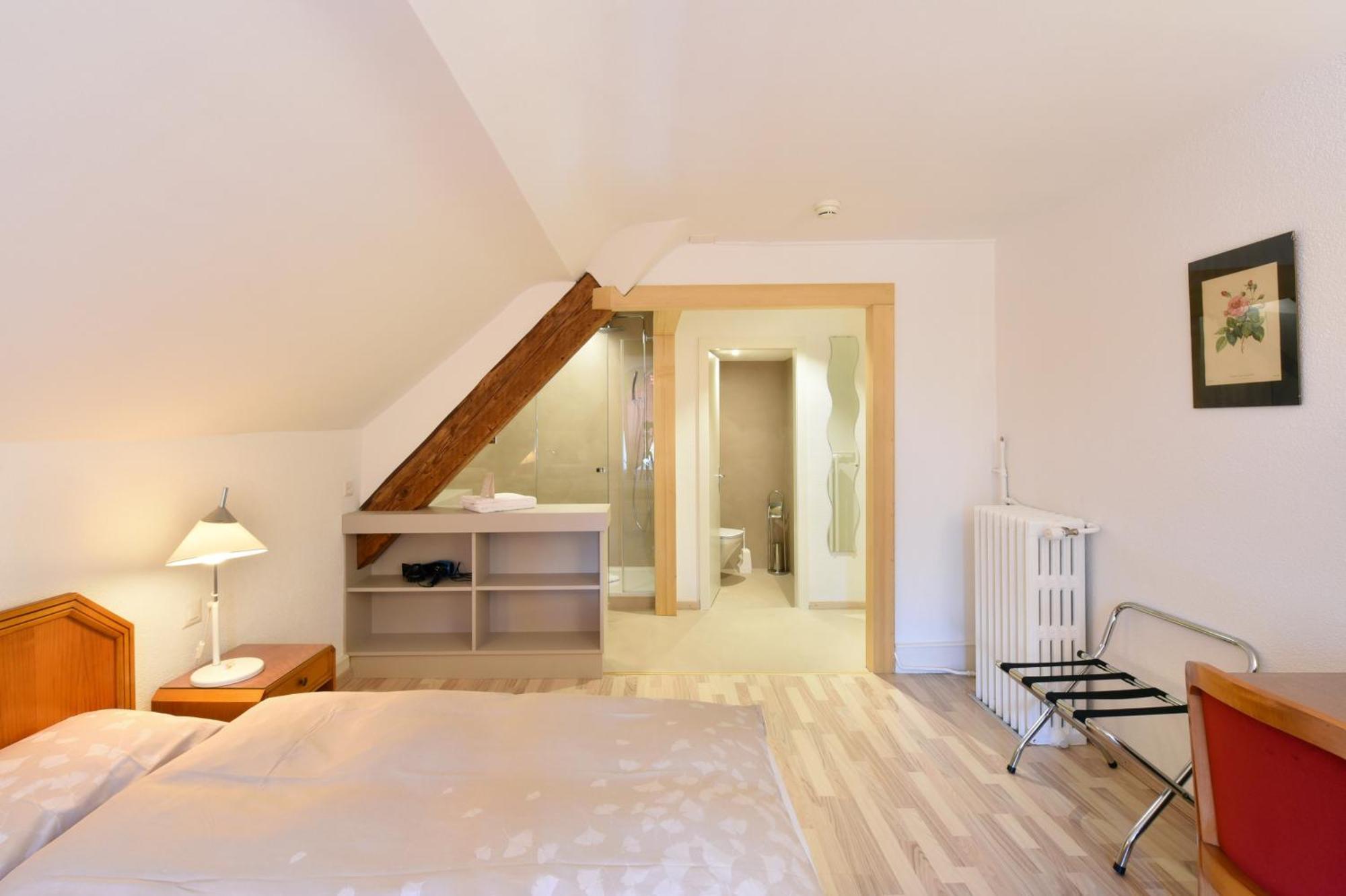 Hotel De L'Aigle Couvet Bilik gambar