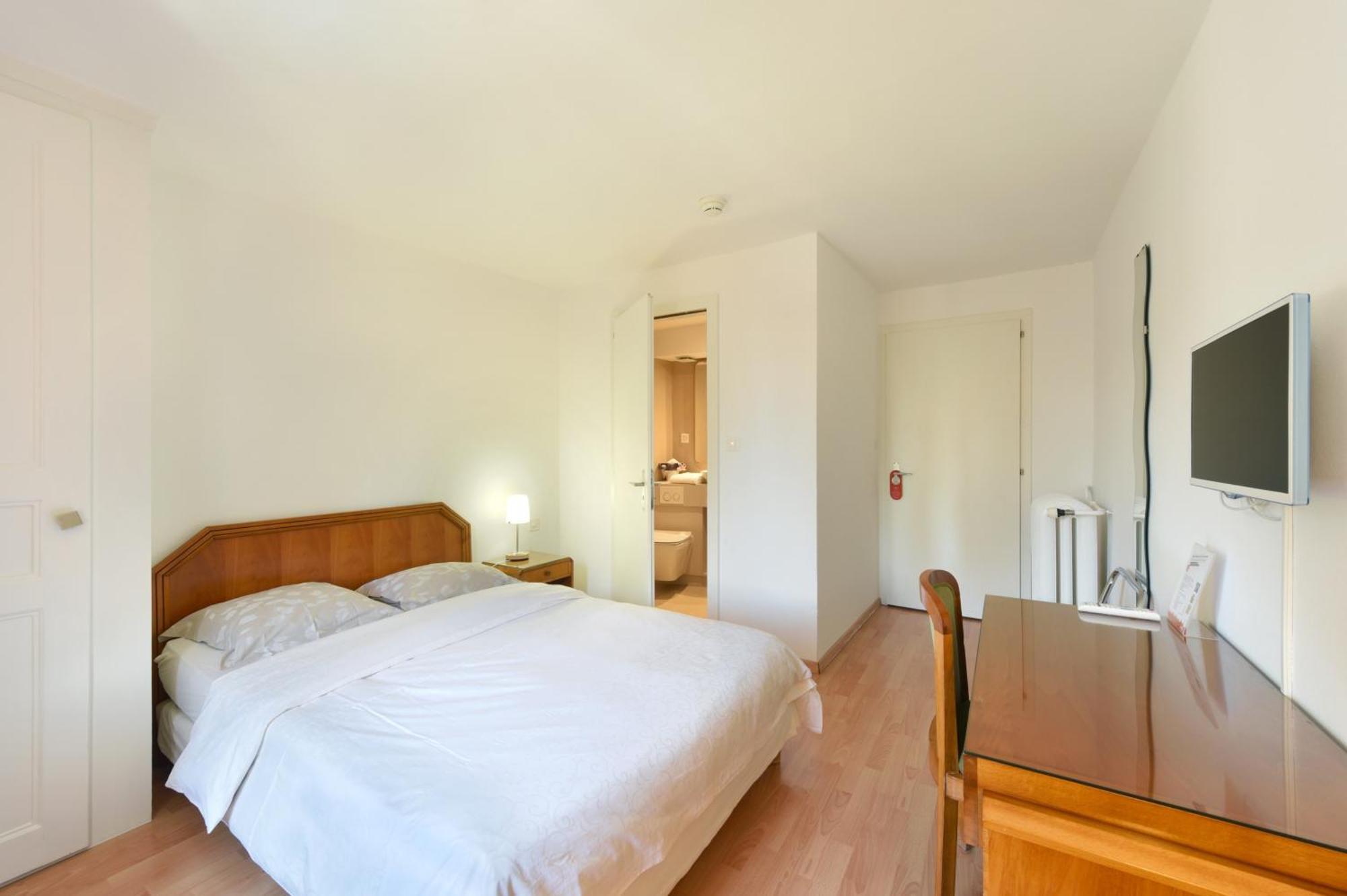 Hotel De L'Aigle Couvet Bilik gambar